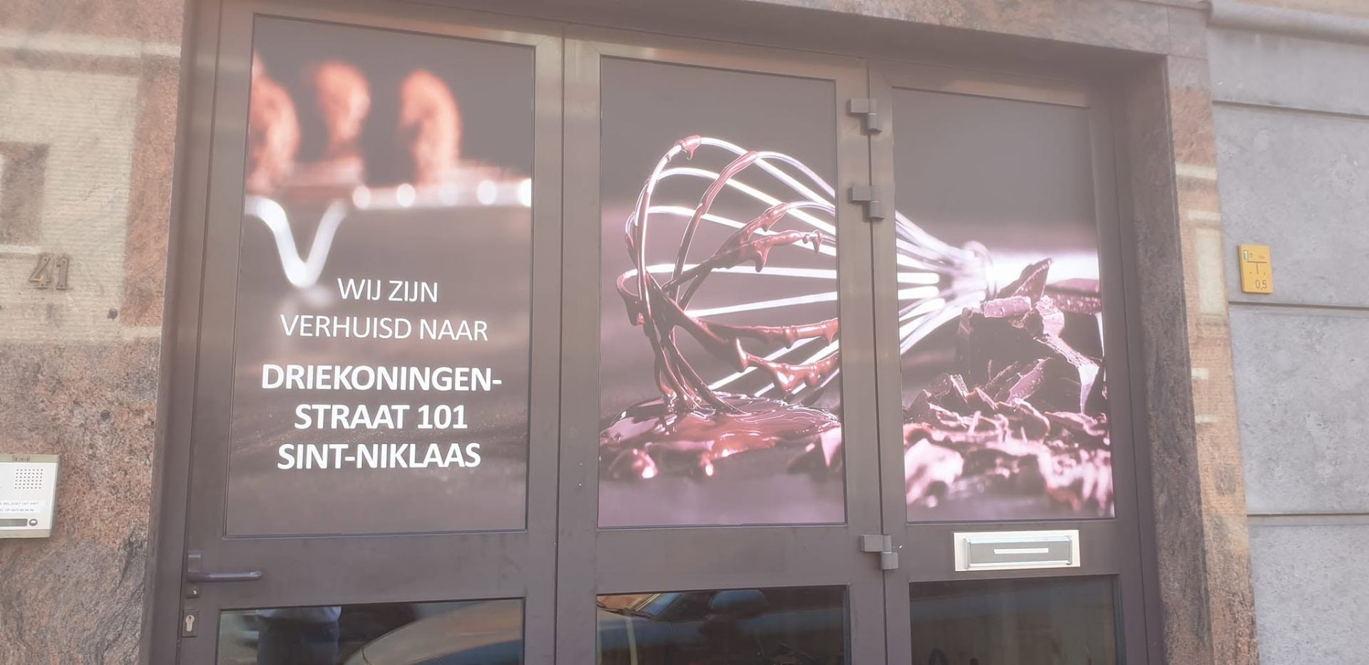 Verhuisbericht op etalagefolie voor een chocolaterie