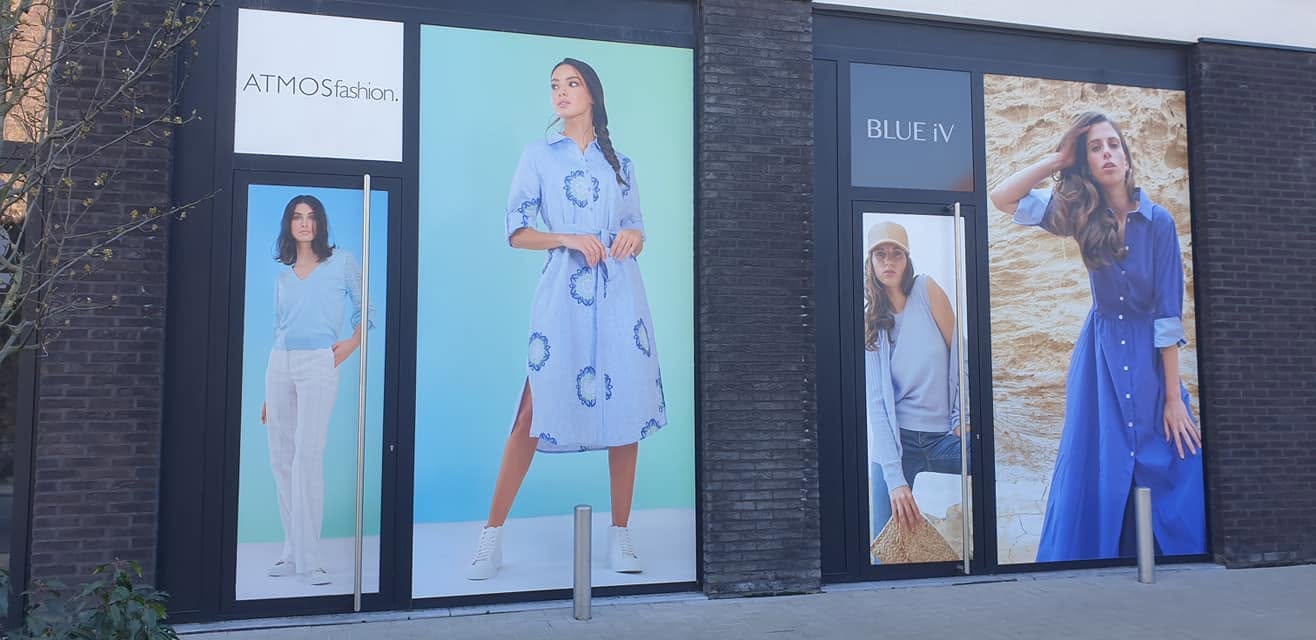 Full-colour bedrukte etalagefolie voor ATMOSfashion en BLUE iV